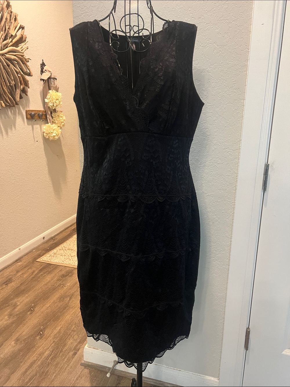 Daisy Fuentes Black Lace V-Neck Sleeveless Sheath Coctail Dress